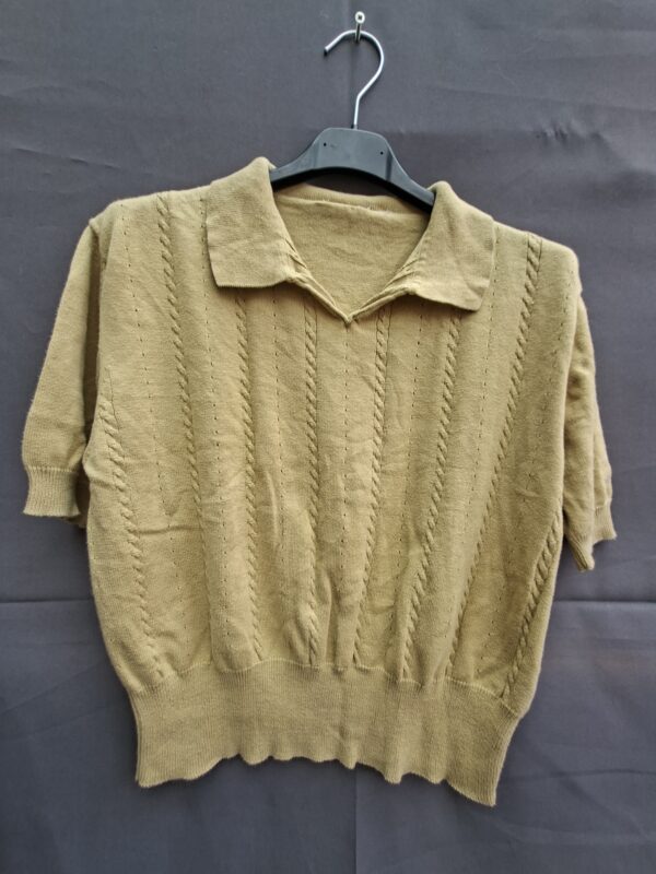 Gebreide polo mosterdgeel met kabelpatroon en open kraag