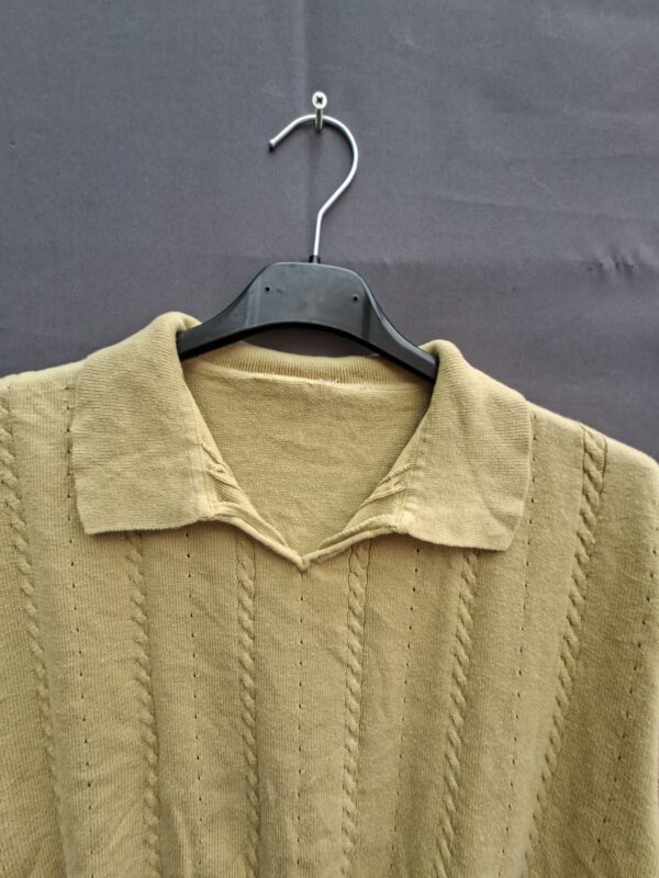 Gebreide polo mosterdgeel met kabelpatroon en open kraag