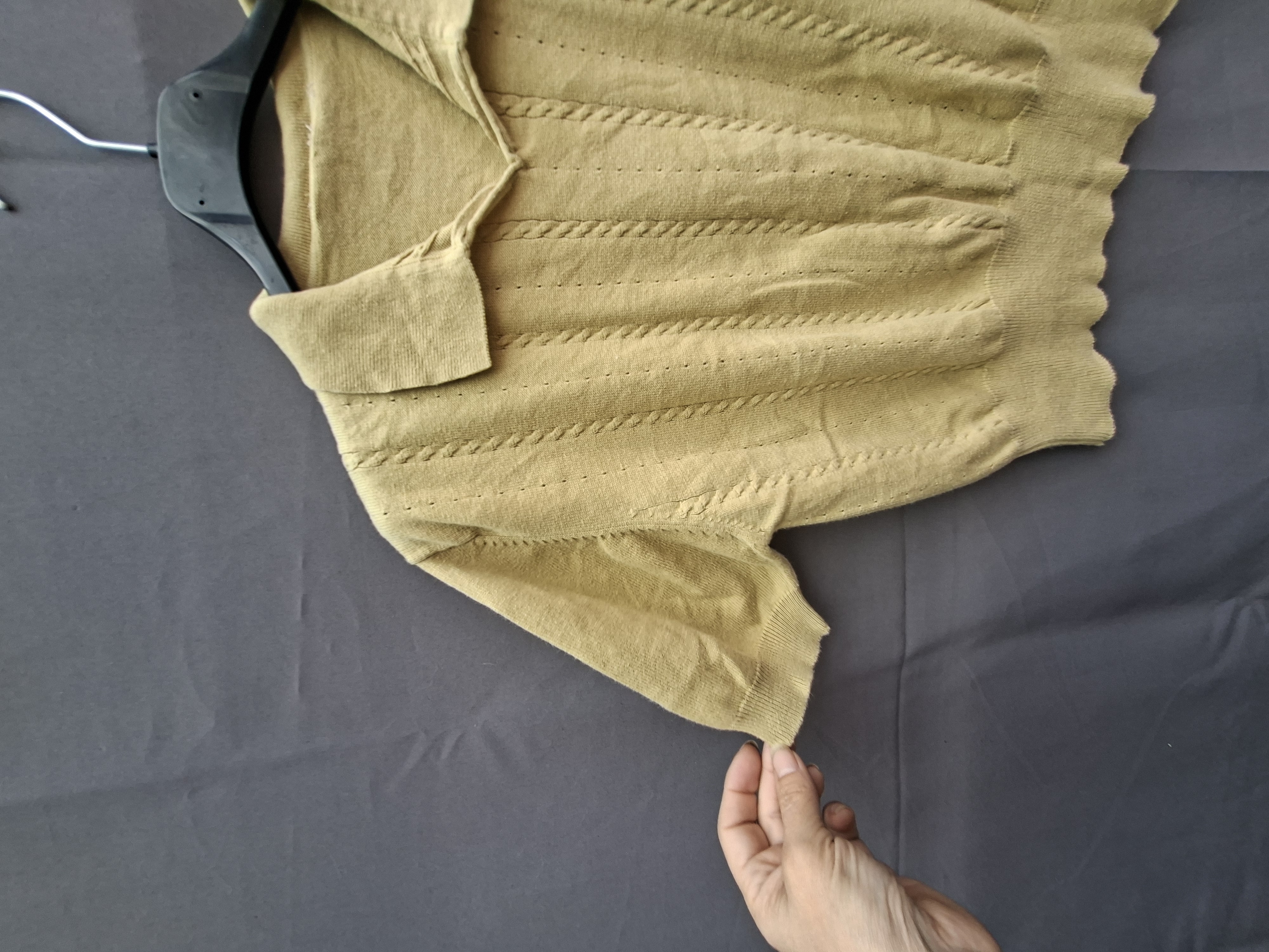 Gebreide polo mosterdgeel met kabelpatroon en open kraag