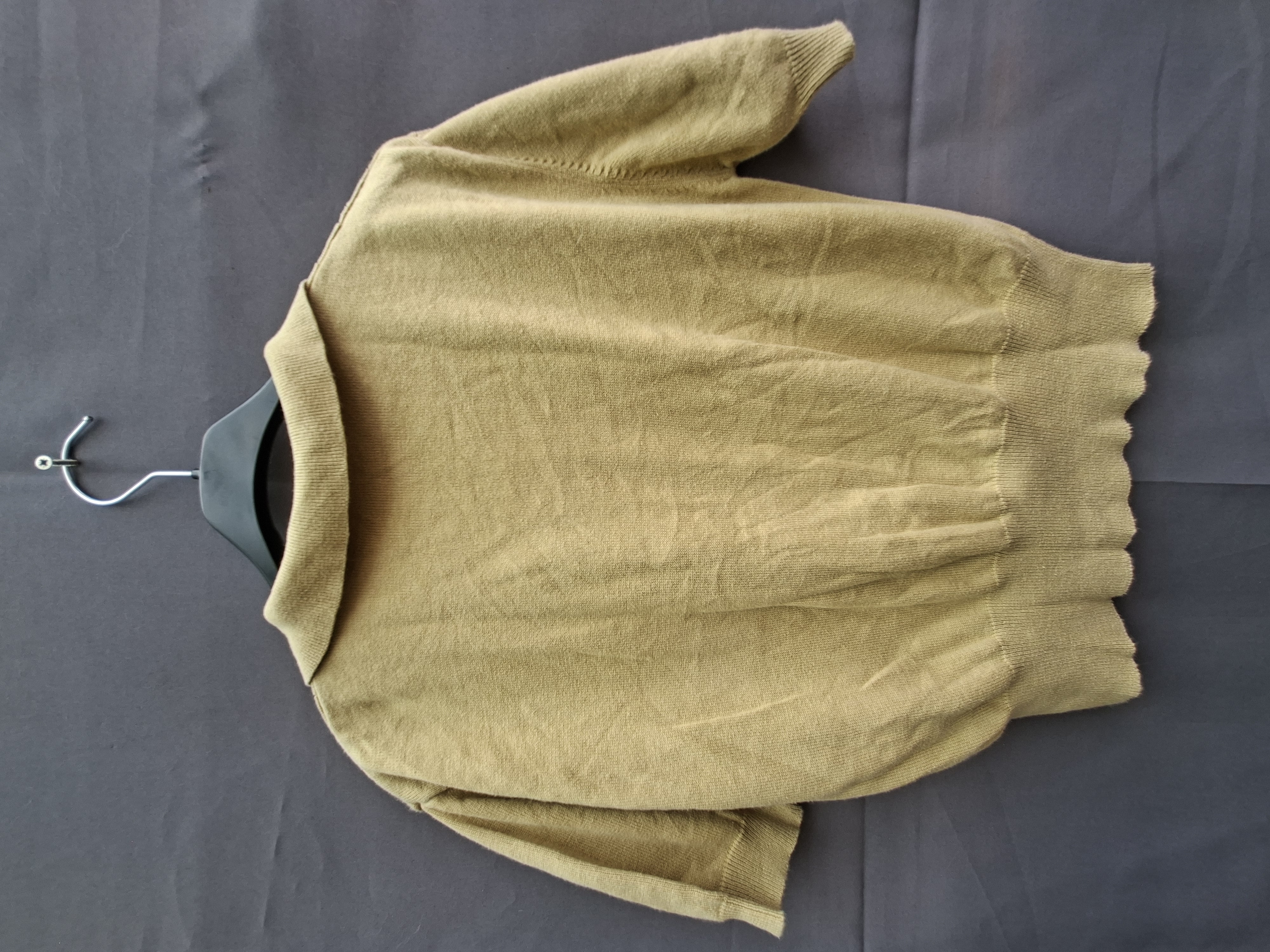 Gebreide polo mosterdgeel met kabelpatroon en open kraag