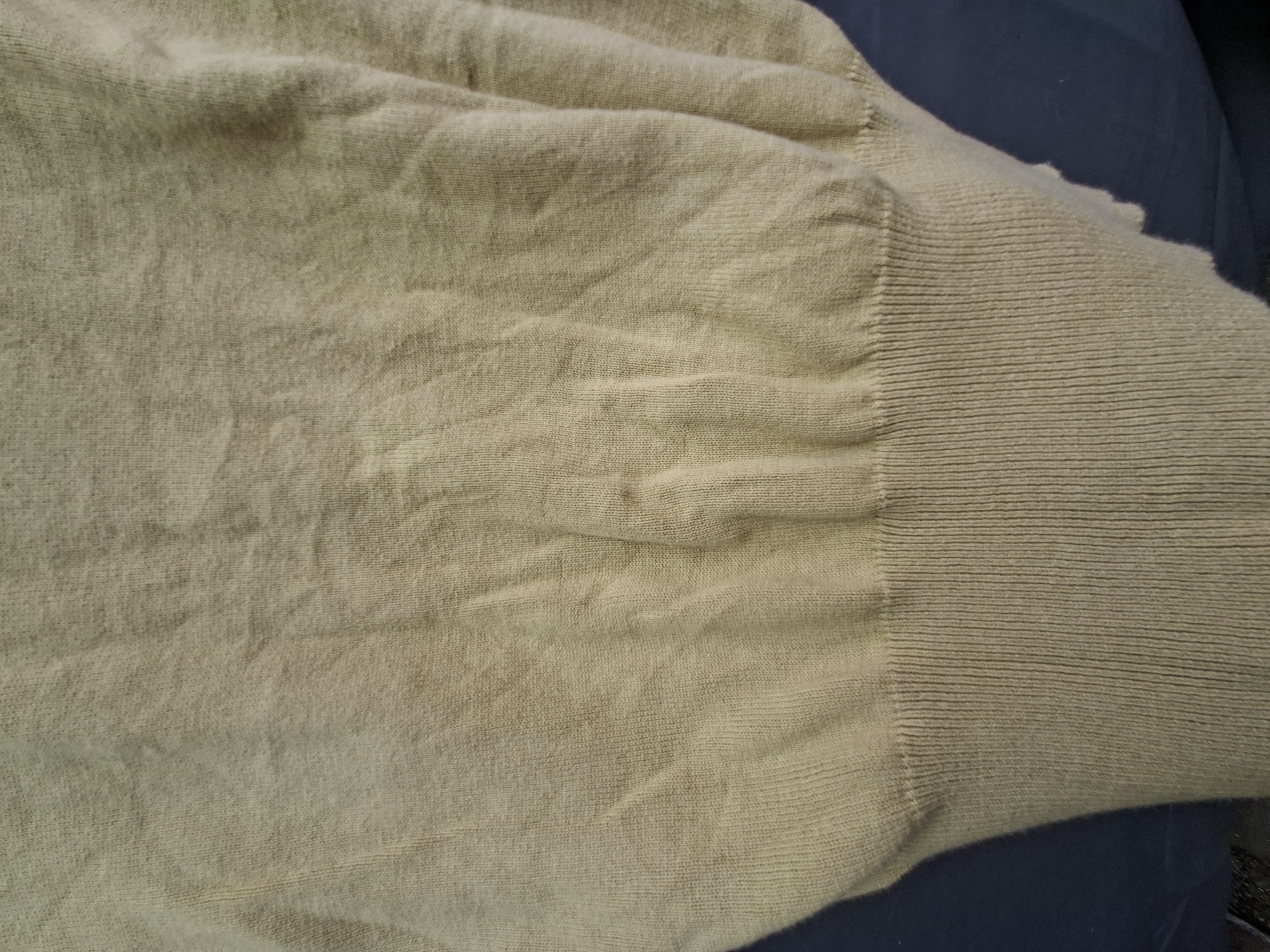 Gebreide polo mosterdgeel met kabelpatroon en open kraag