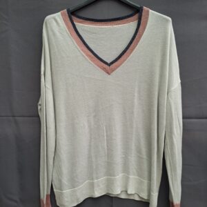 Dunne fijngebreide trui ecru met V-hals en kleuraccenten