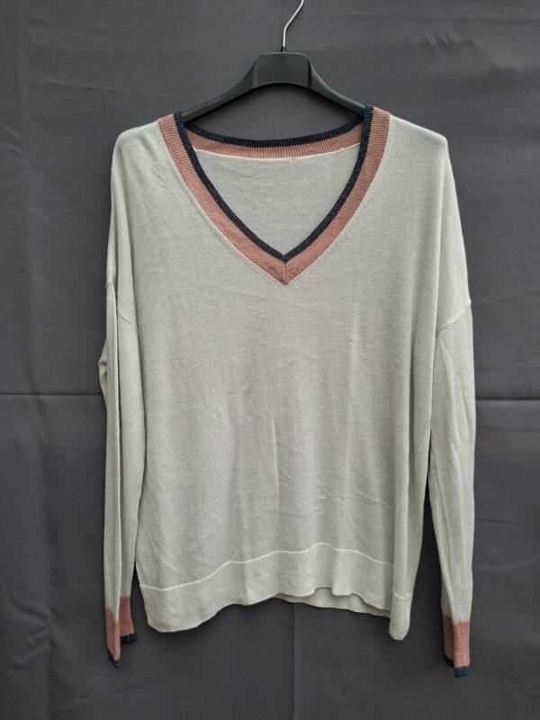 Dunne fijngebreide trui ecru met V-hals en kleuraccenten