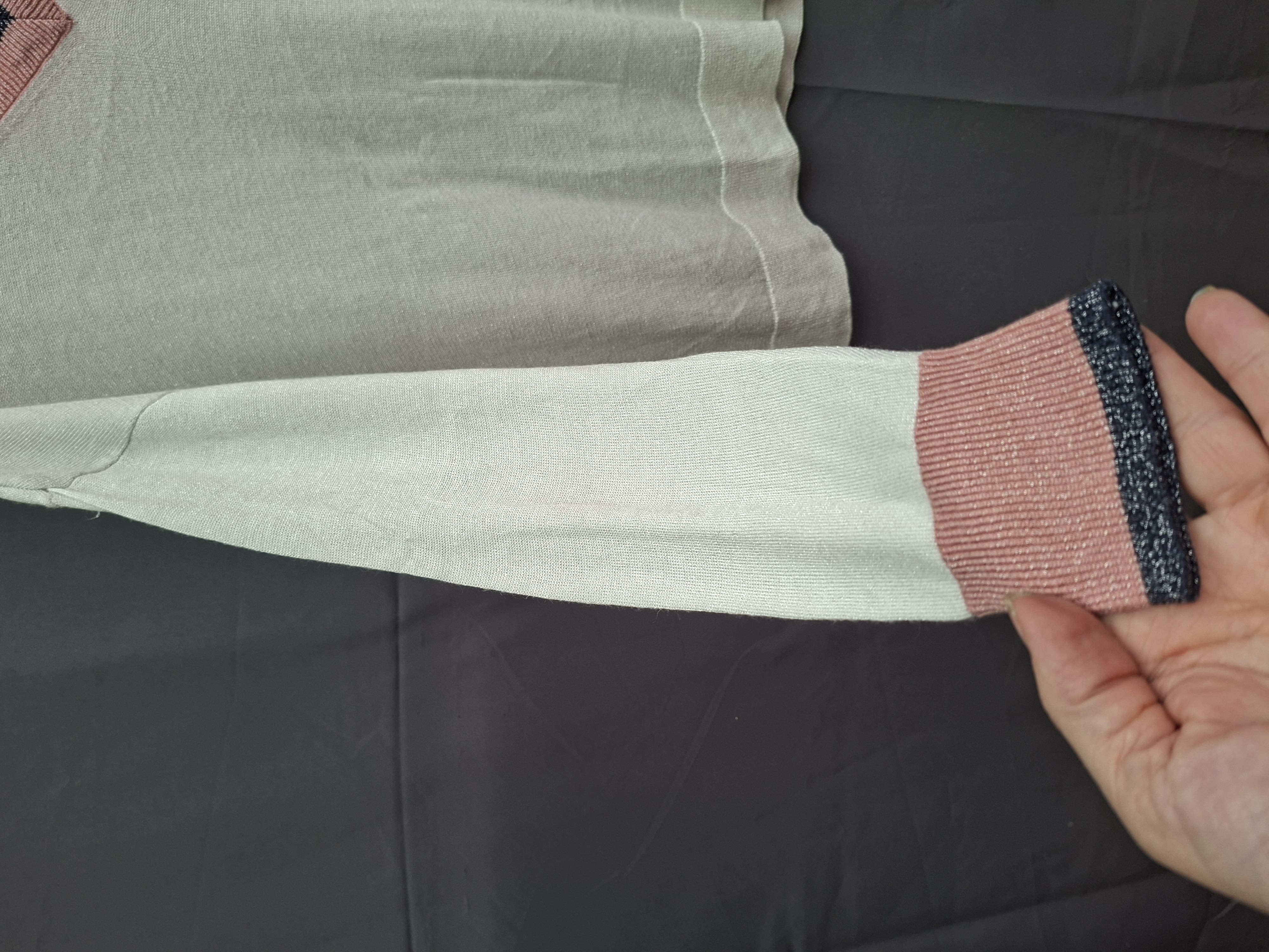 Dunne fijngebreide trui ecru met V-hals en kleuraccenten