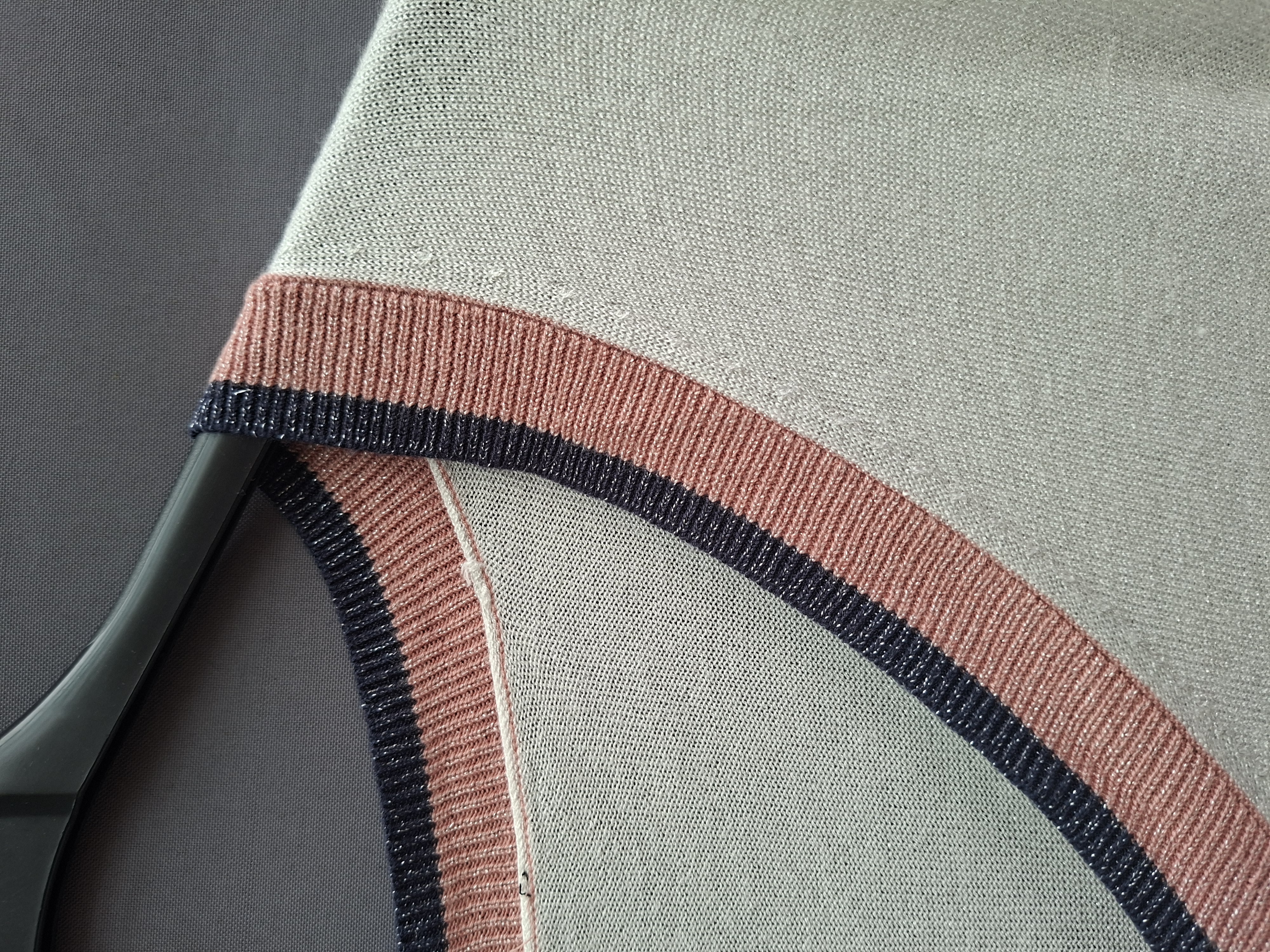 Dunne fijngebreide trui ecru met V-hals en kleuraccenten