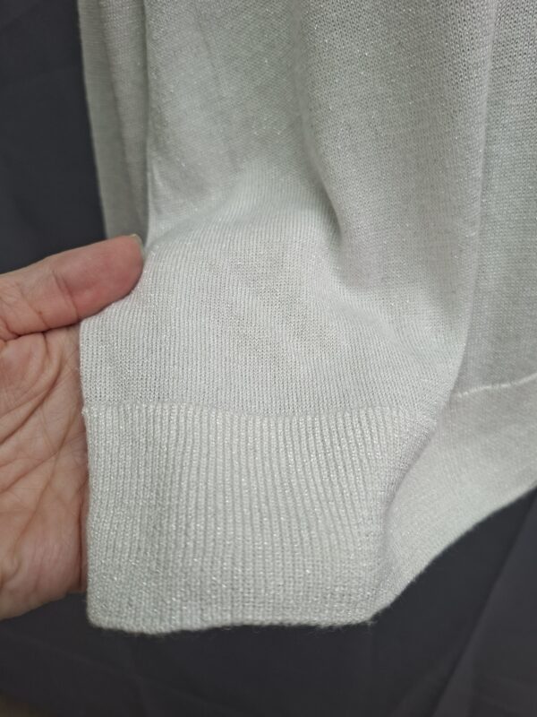 Dunne fijngebreide trui ecru met V-hals en kleuraccenten