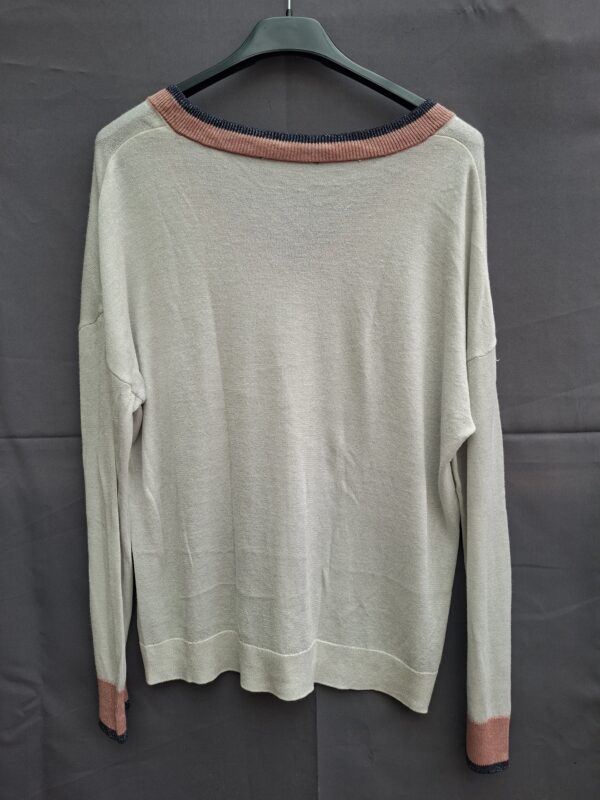 Dunne fijngebreide trui ecru met V-hals en kleuraccenten