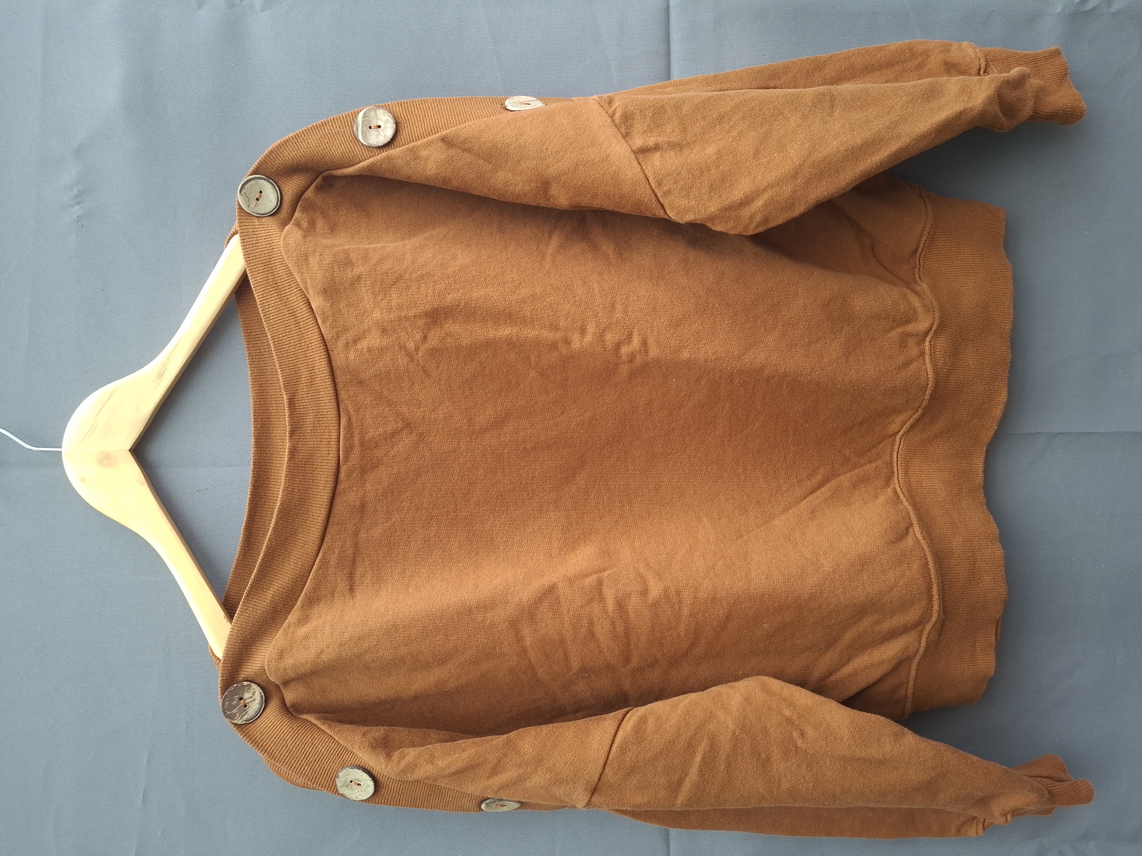 Roestbruine sweater met boothals en decoratieve knopen