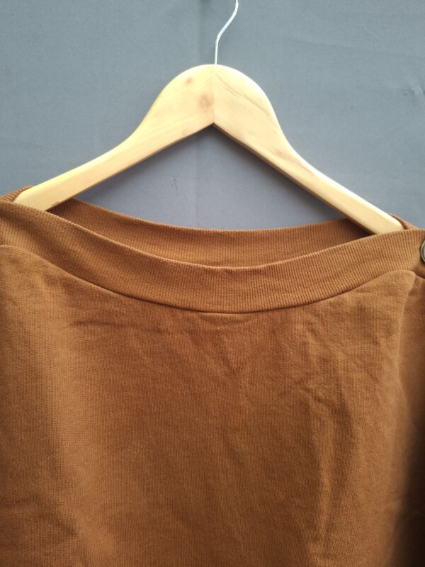 Roestbruine sweater met boothals en decoratieve knopen