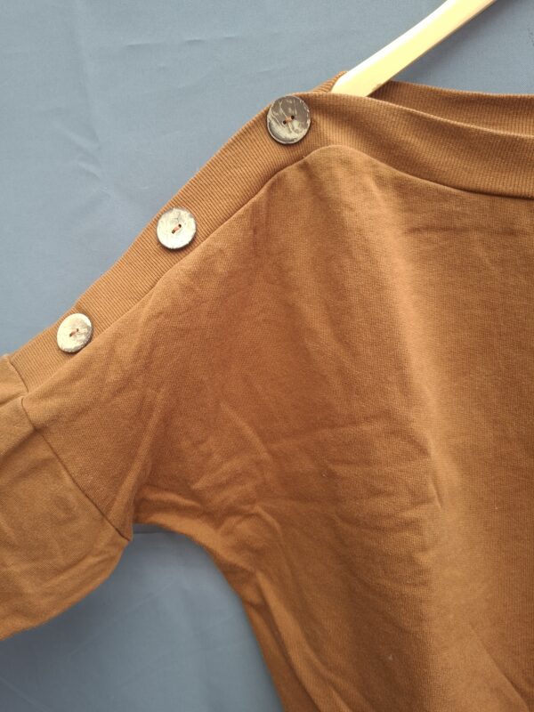 Roestbruine sweater met boothals en decoratieve knopen