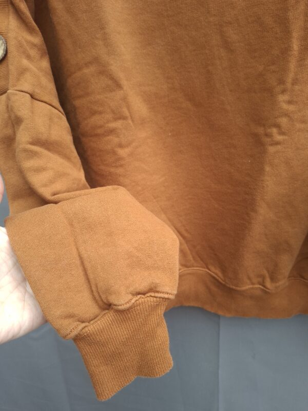 Roestbruine sweater met boothals en decoratieve knopen