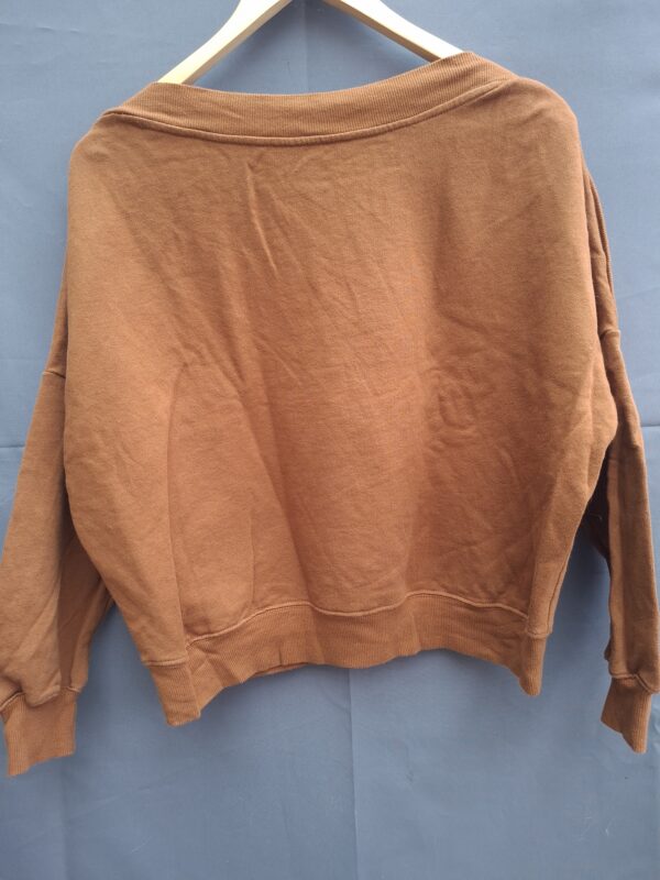 Roestbruine sweater met boothals en decoratieve knopen