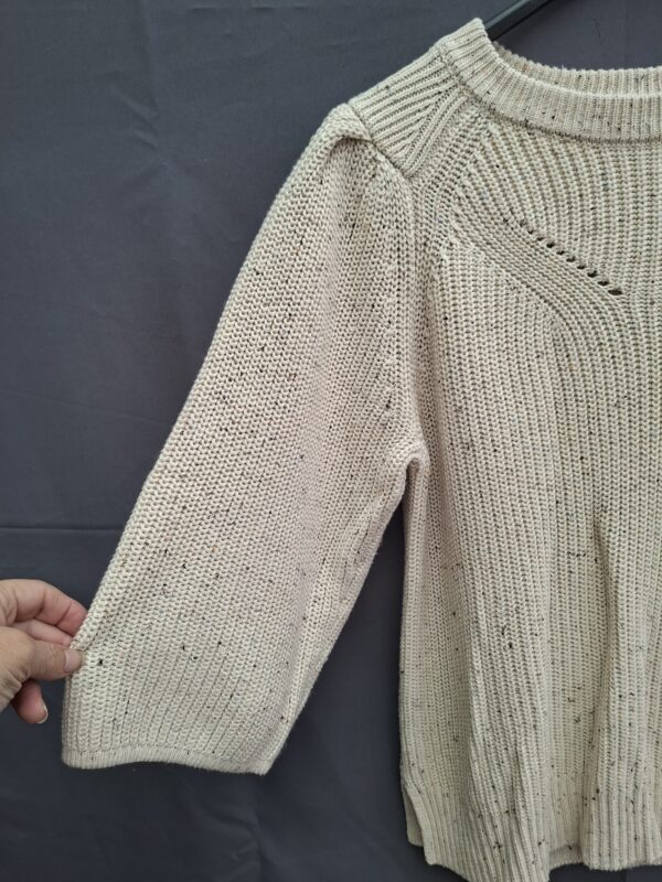 Grofgebreide trui crème gemeleerd met ajourdetail