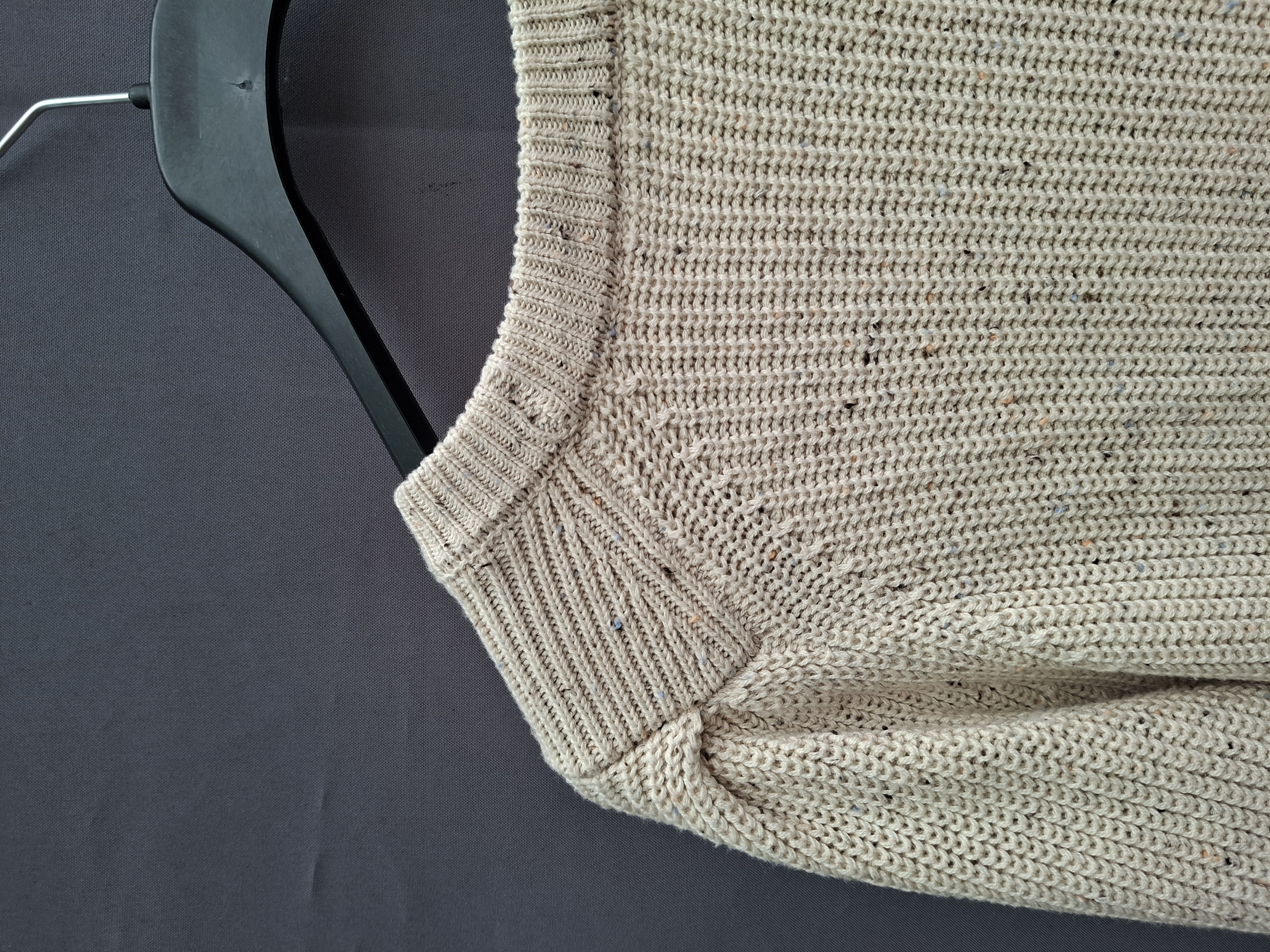 Grofgebreide trui crème gemeleerd met ajourdetail