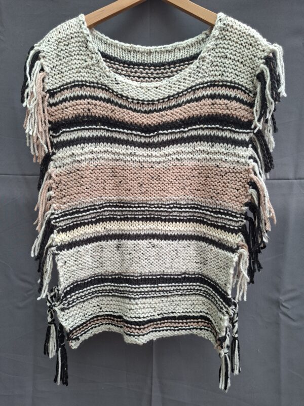 Handgebreide gestreepte spencer ecru/oud-roze/zwart met franjes