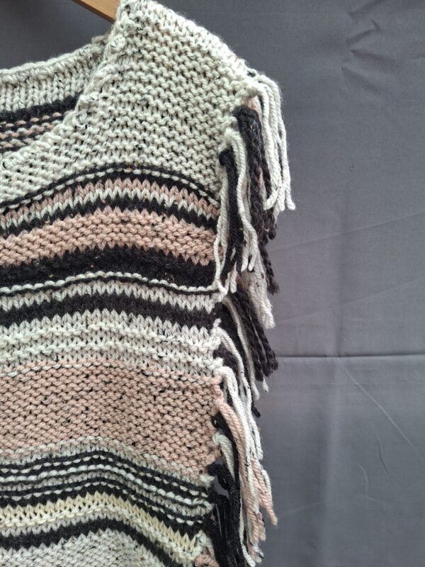 Handgebreide gestreepte spencer ecru/oud-roze/zwart met franjes