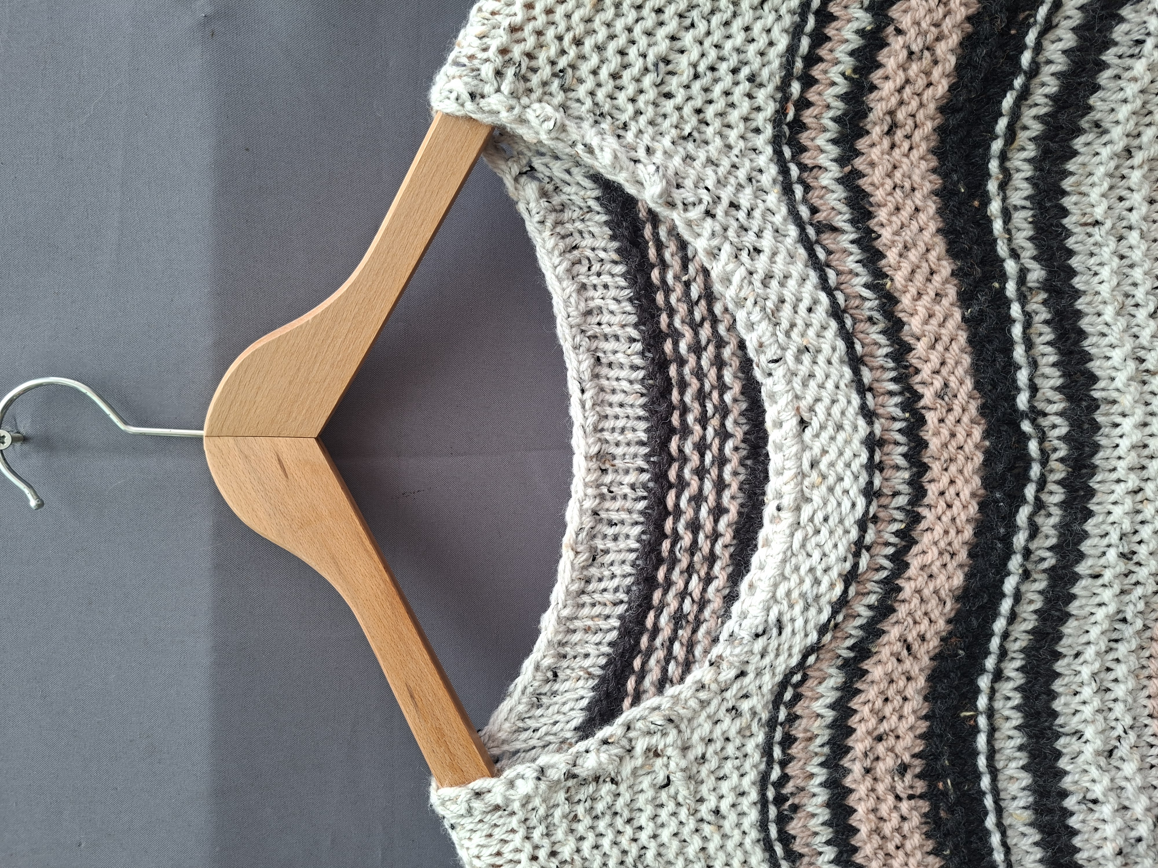 Handgebreide gestreepte spencer ecru/oud-roze/zwart met franjes