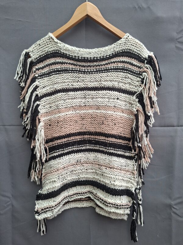 Handgebreide gestreepte spencer ecru/oud-roze/zwart met franjes
