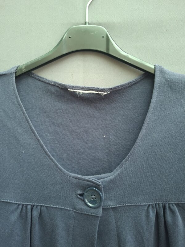 Donkerblauwe jersey top met V-hals en decoratieve knoop