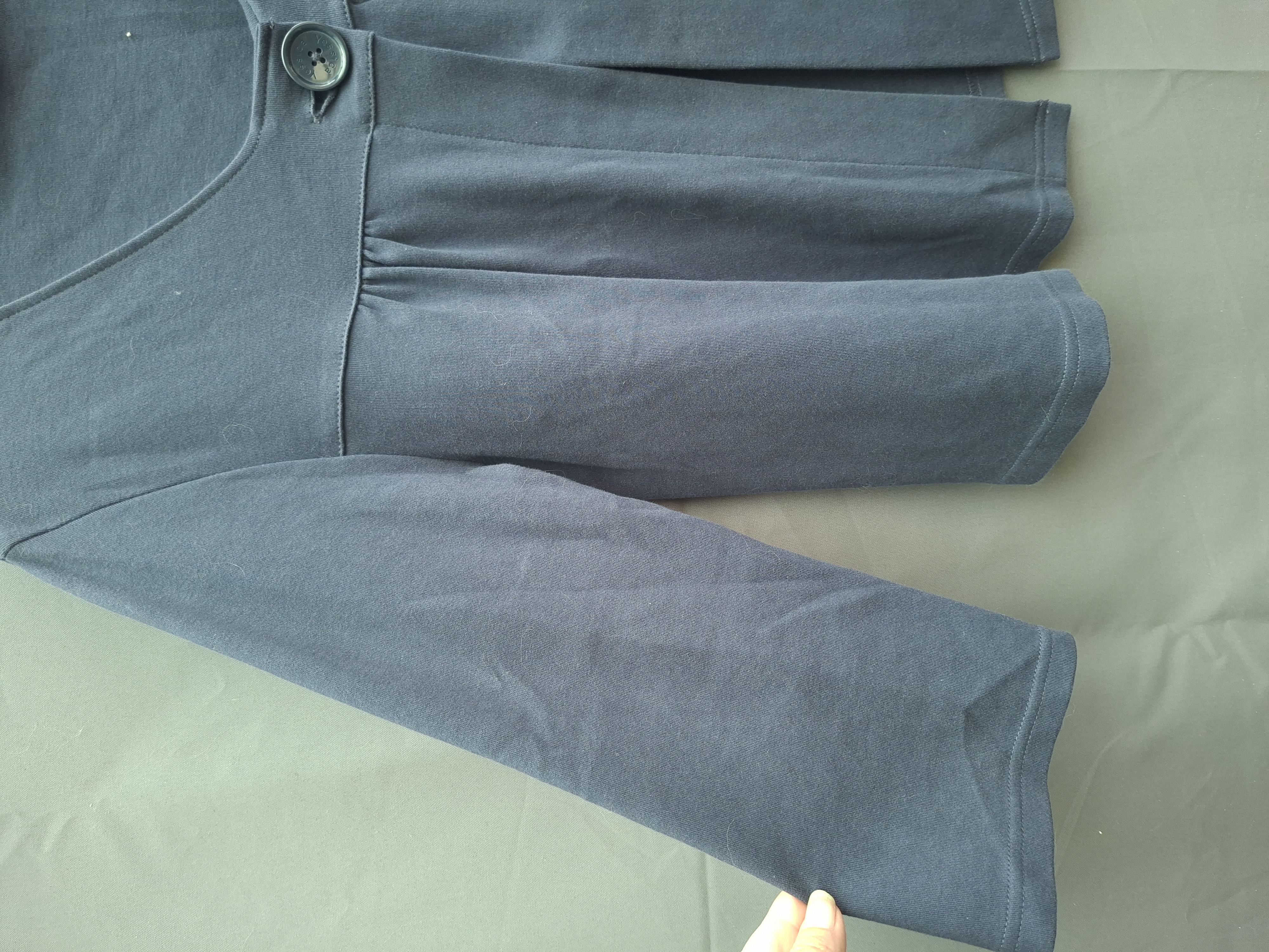 Donkerblauwe jersey top met V-hals en decoratieve knoop