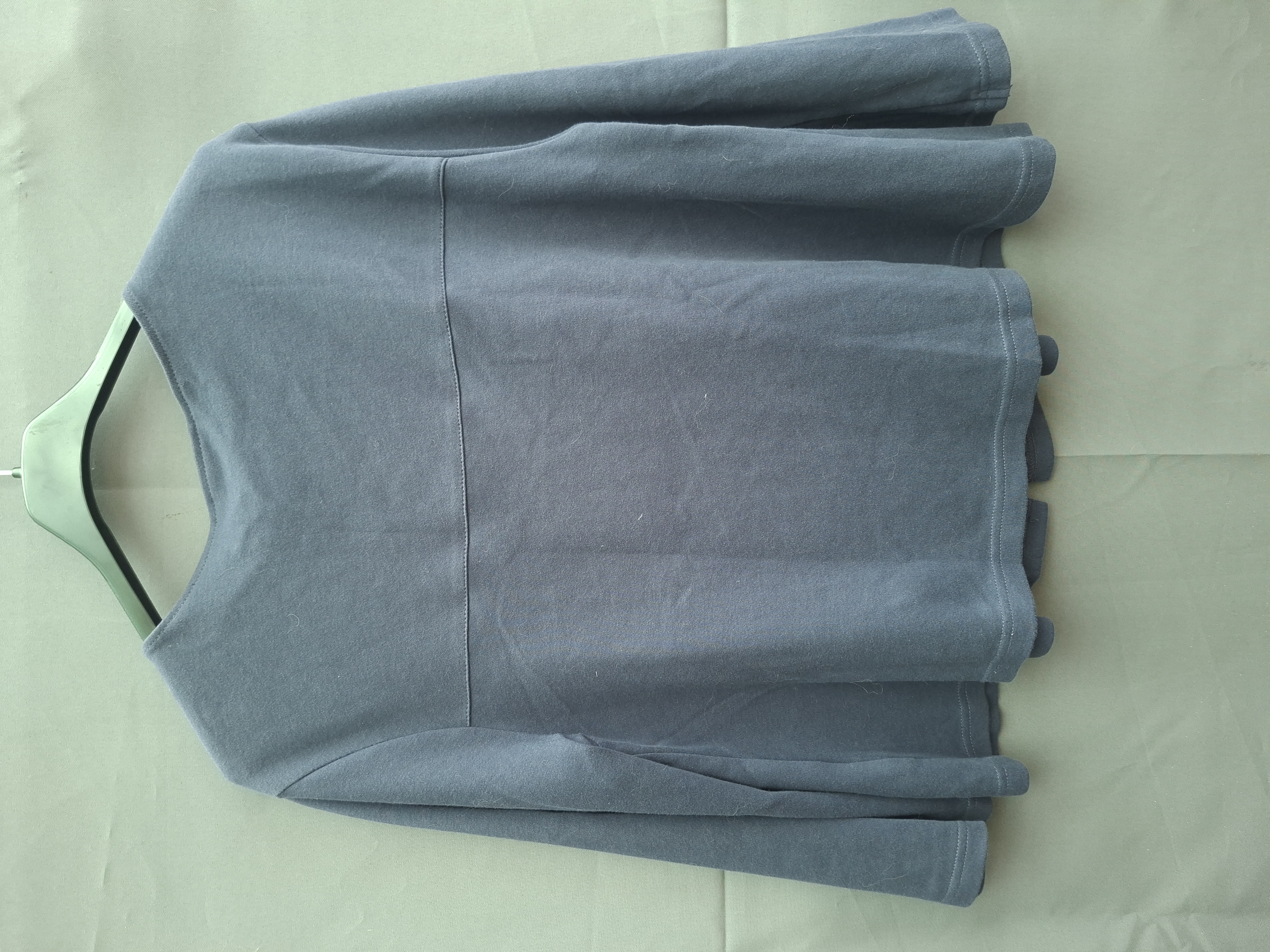 Donkerblauwe jersey top met V-hals en decoratieve knoop