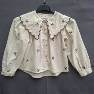 20260409_184959 Zara meisjesblouse crème met geborduurde bloemetjes en scallop kraag