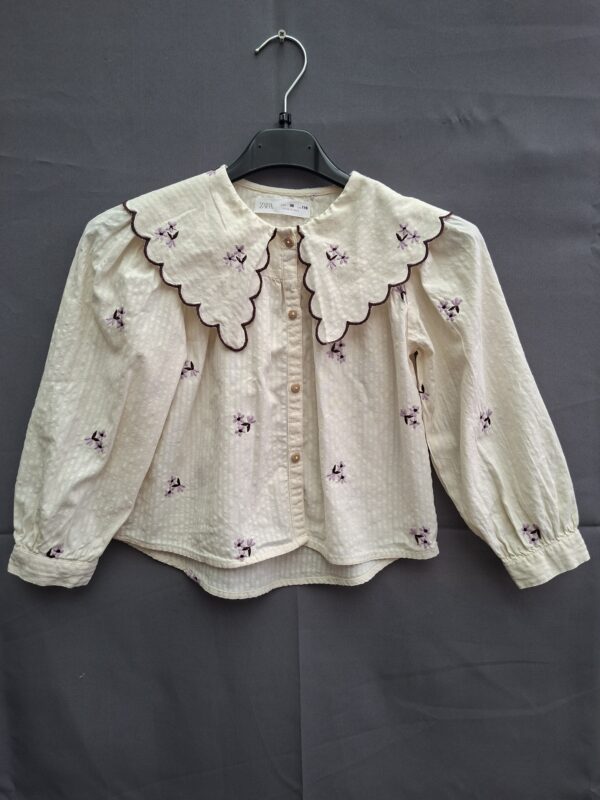 Zara meisjesblouse crème met geborduurde bloemetjes en scallop kraag