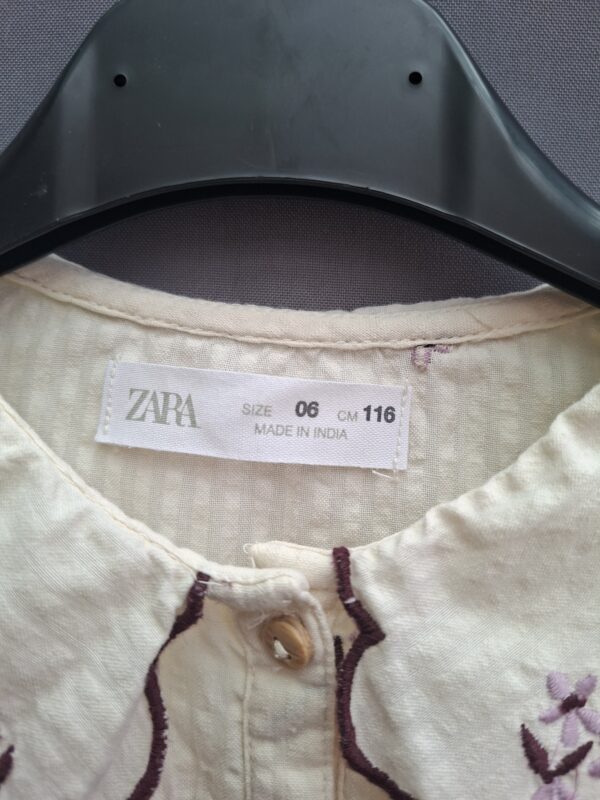 Zara meisjesblouse crème met geborduurde bloemetjes en scallop kraag