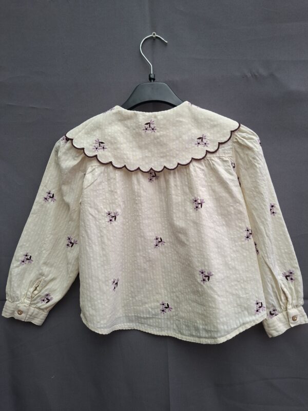 Zara meisjesblouse crème met geborduurde bloemetjes en scallop kraag