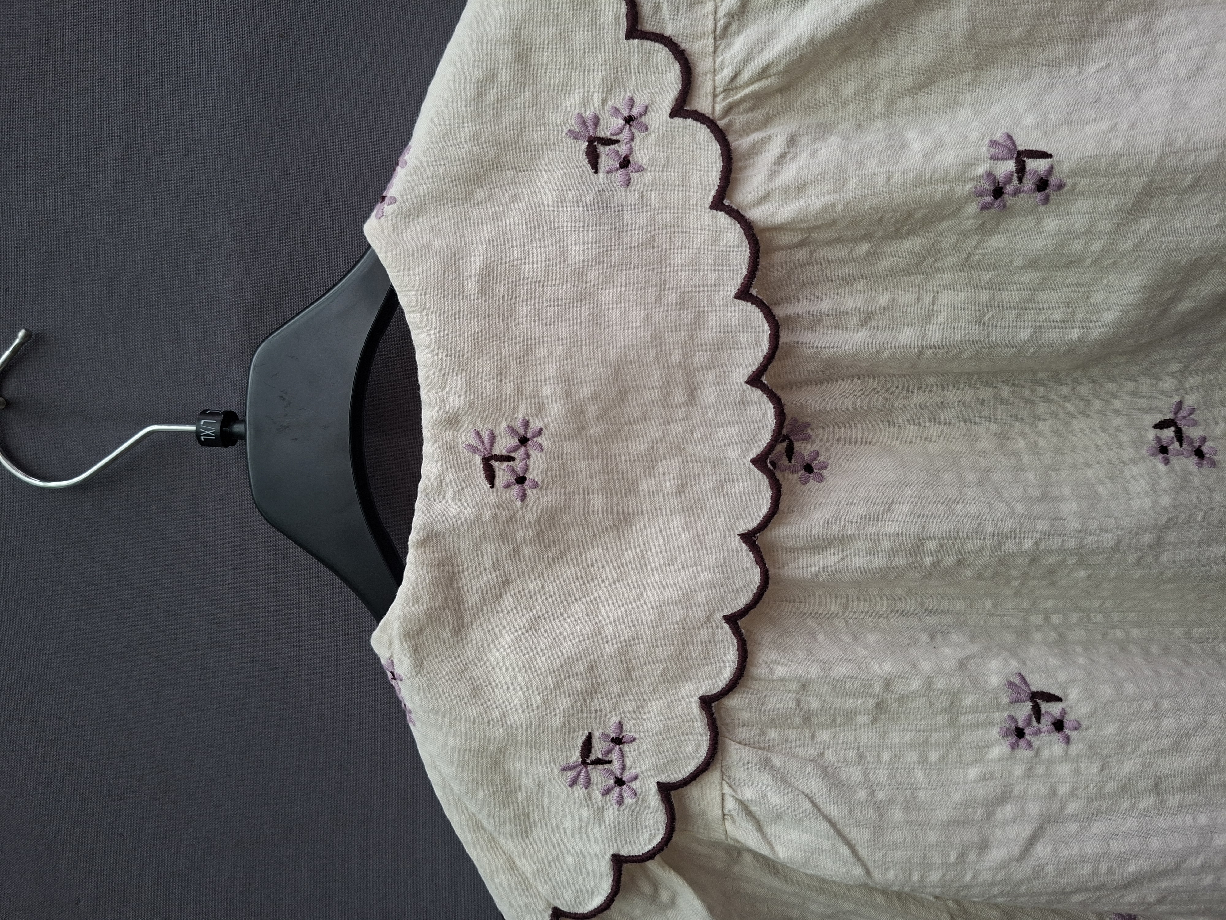 Zara meisjesblouse crème met geborduurde bloemetjes en scallop kraag