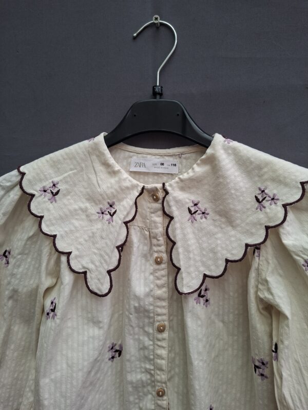 Zara meisjesblouse crème met geborduurde bloemetjes en scallop kraag