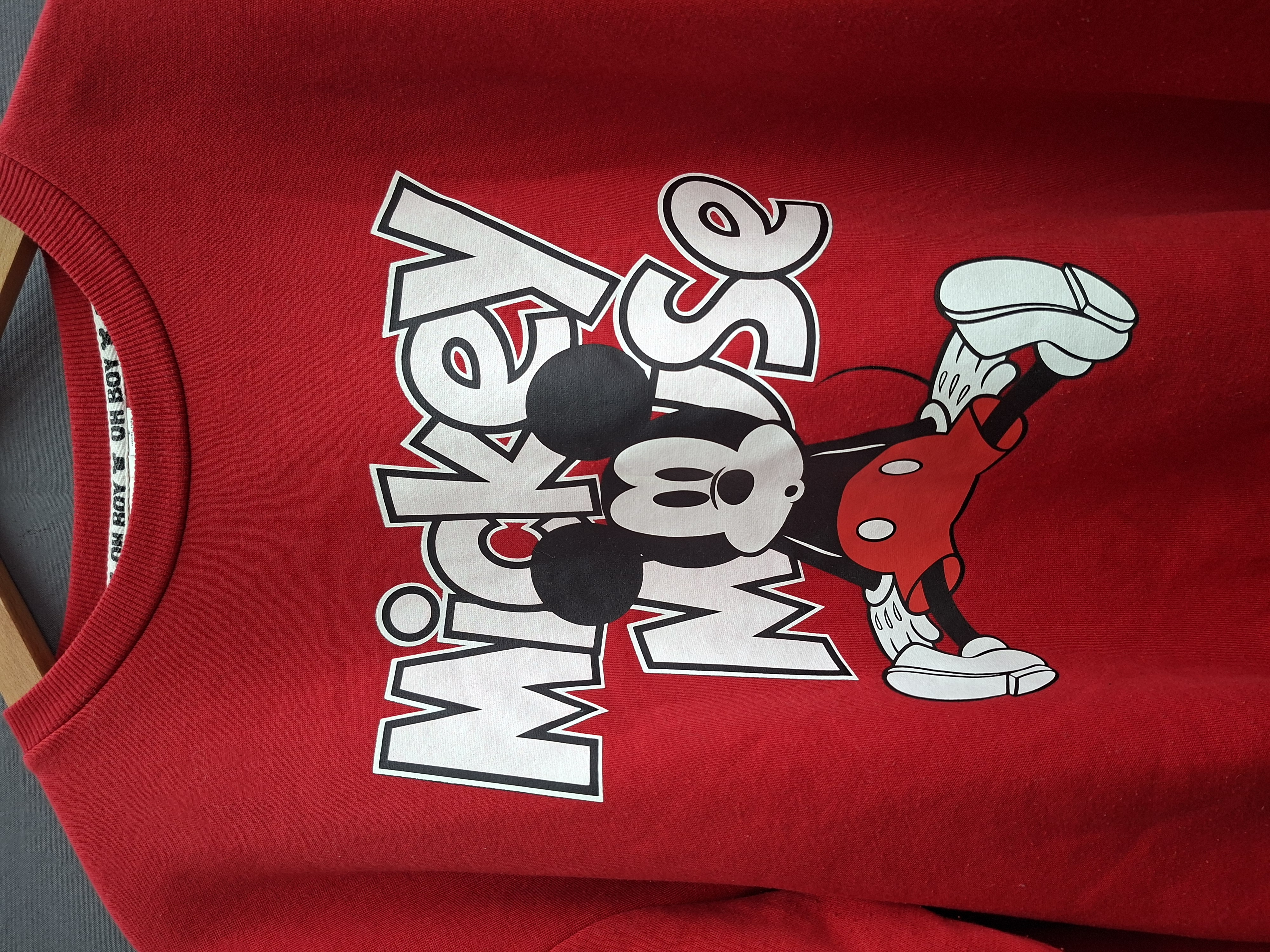 20260409_185202 Disney Mickey Mouse sweater rood