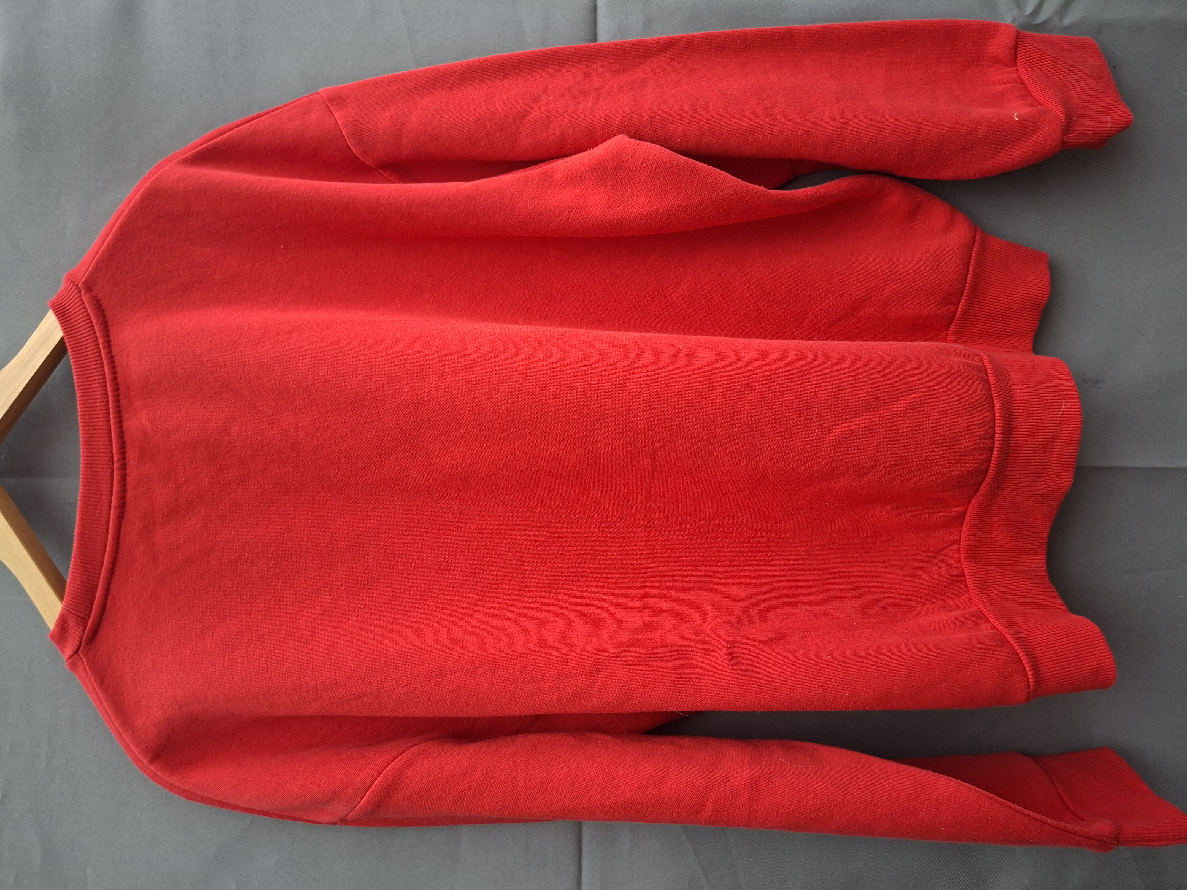 20260409_185233 Disney Mickey Mouse sweater rood