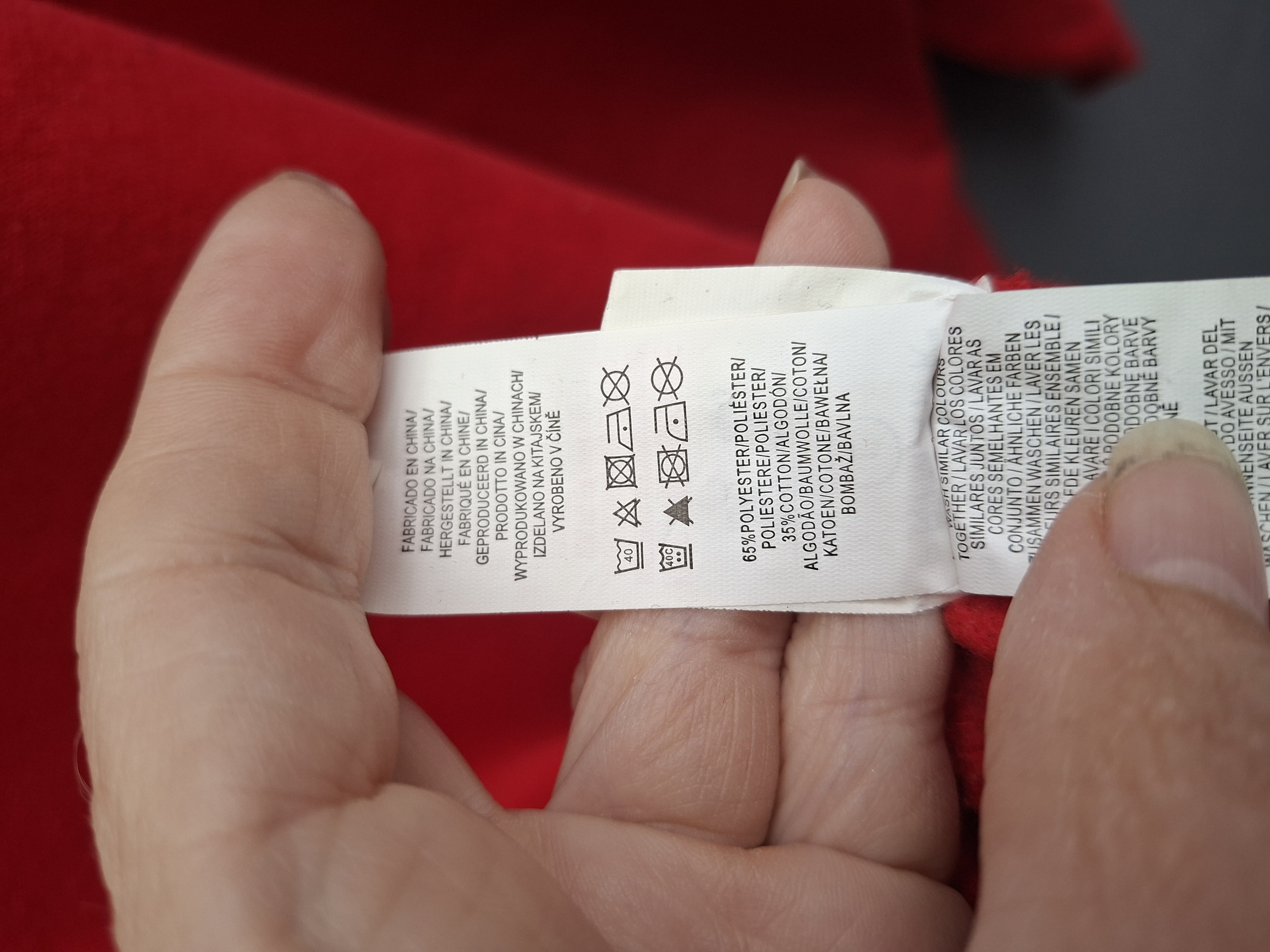 20260409_185256 Disney Mickey Mouse sweater rood