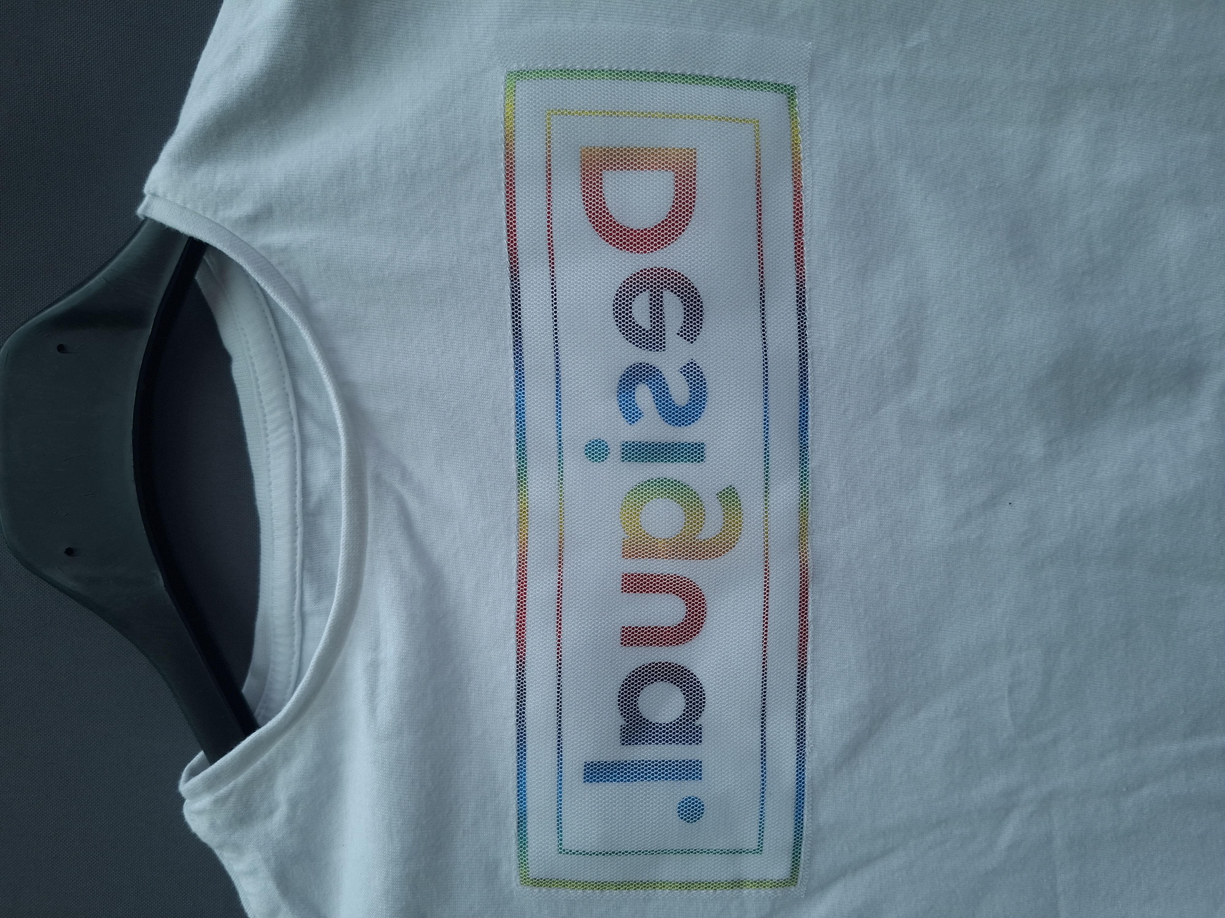 20260409_190028 Desigual T-shirt wit met regenboogprint
