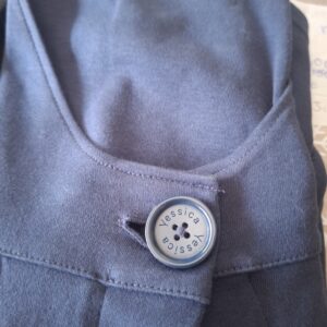 Donkerblauwe jersey top met V-hals en decoratieve knoop