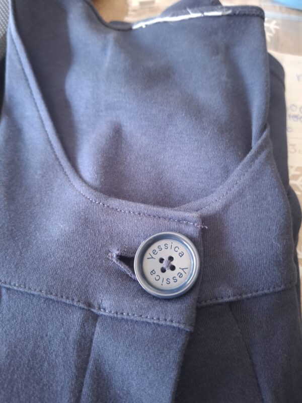 Donkerblauwe jersey top met V-hals en decoratieve knoop