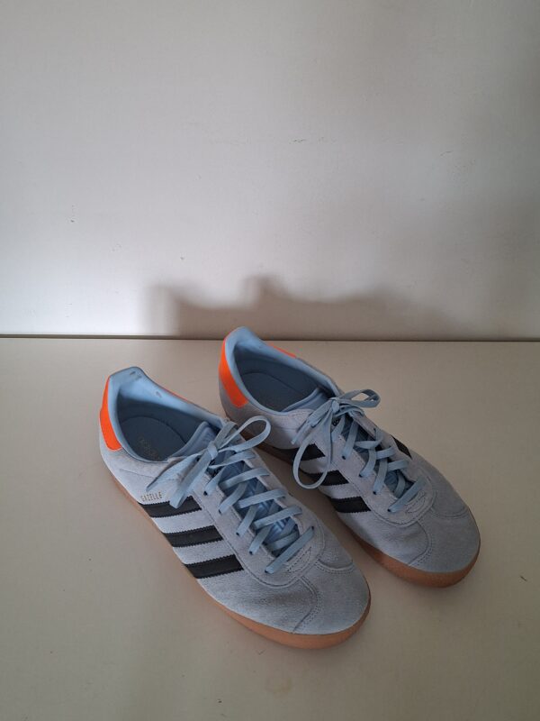 Adidas Gazelle sneakers lichtblauw met zwarte strepen en oranje hielstuk