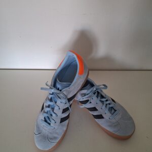 Adidas Gazelle sneakers lichtblauw met zwarte strepen en oranje hielstuk