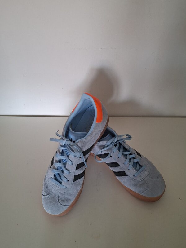 Adidas Gazelle sneakers lichtblauw met zwarte strepen en oranje hielstuk