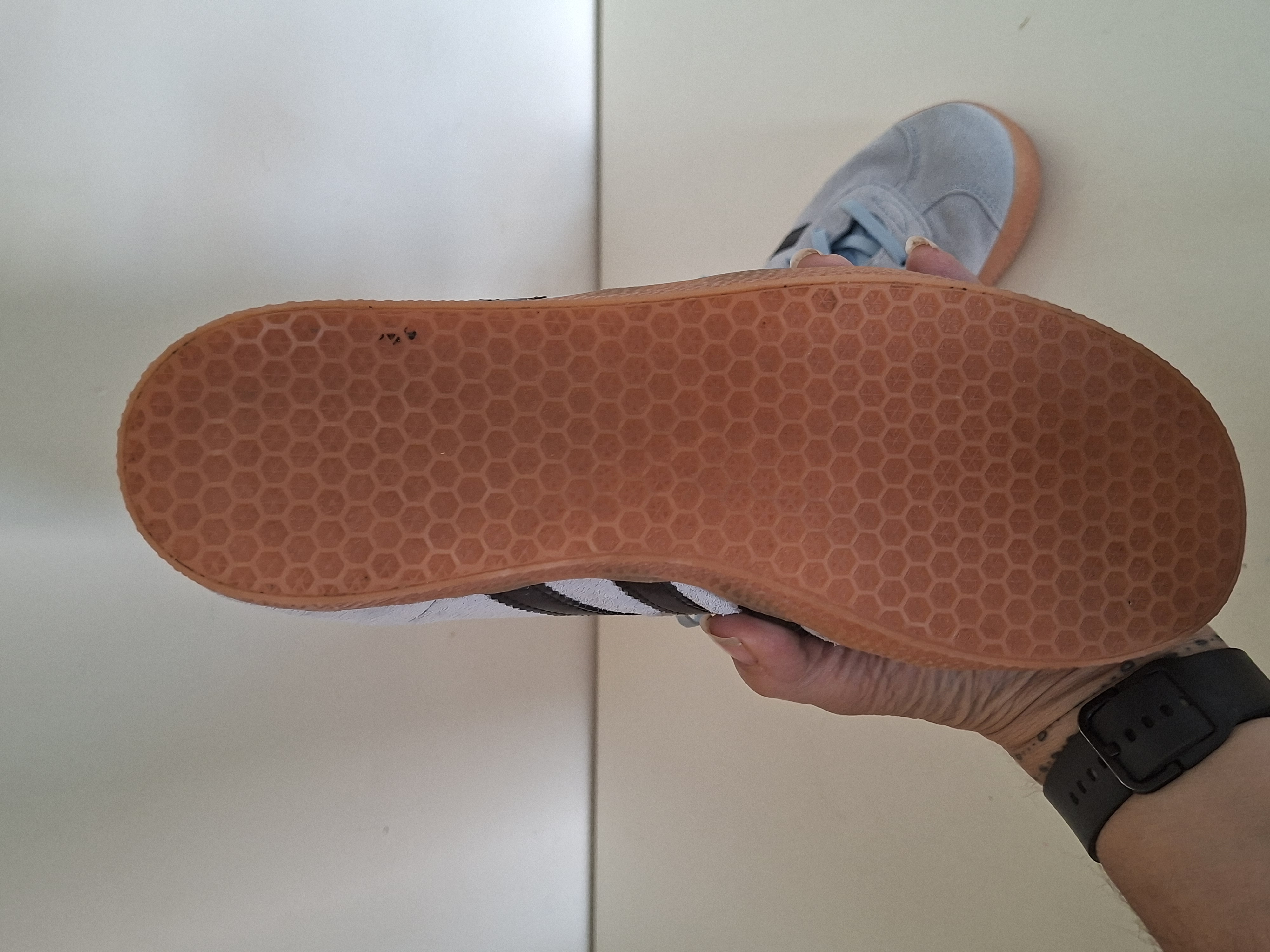 Adidas Gazelle sneakers lichtblauw met zwarte strepen en oranje hielstuk