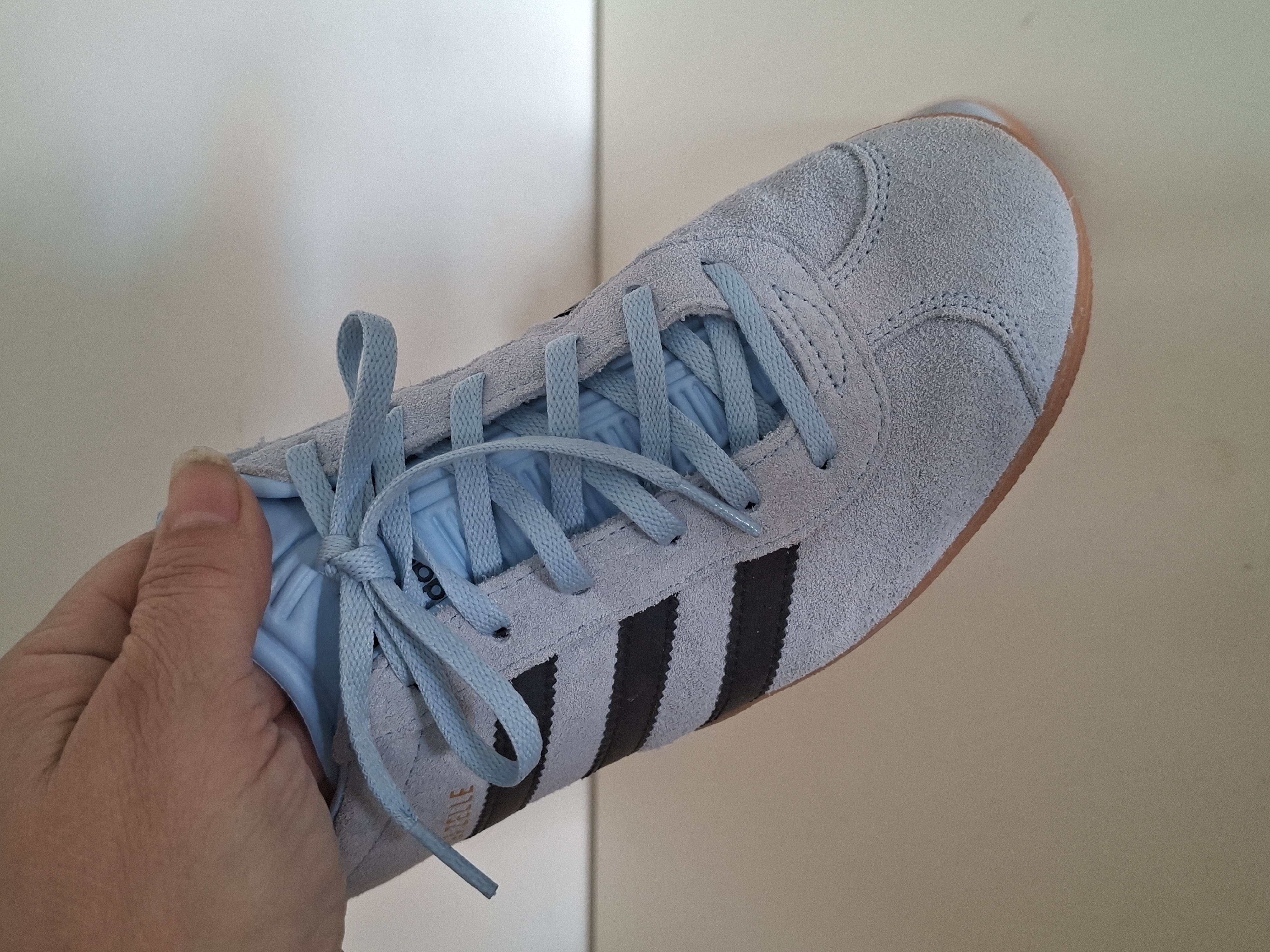 Adidas Gazelle sneakers lichtblauw met zwarte strepen en oranje hielstuk