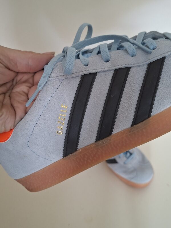 Adidas Gazelle sneakers lichtblauw met zwarte strepen en oranje hielstuk