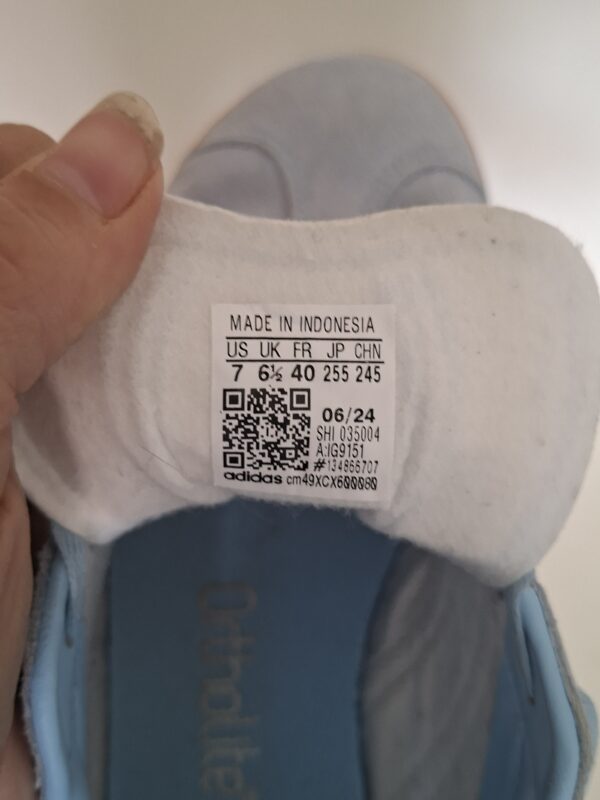 Adidas Gazelle sneakers lichtblauw met zwarte strepen en oranje hielstuk