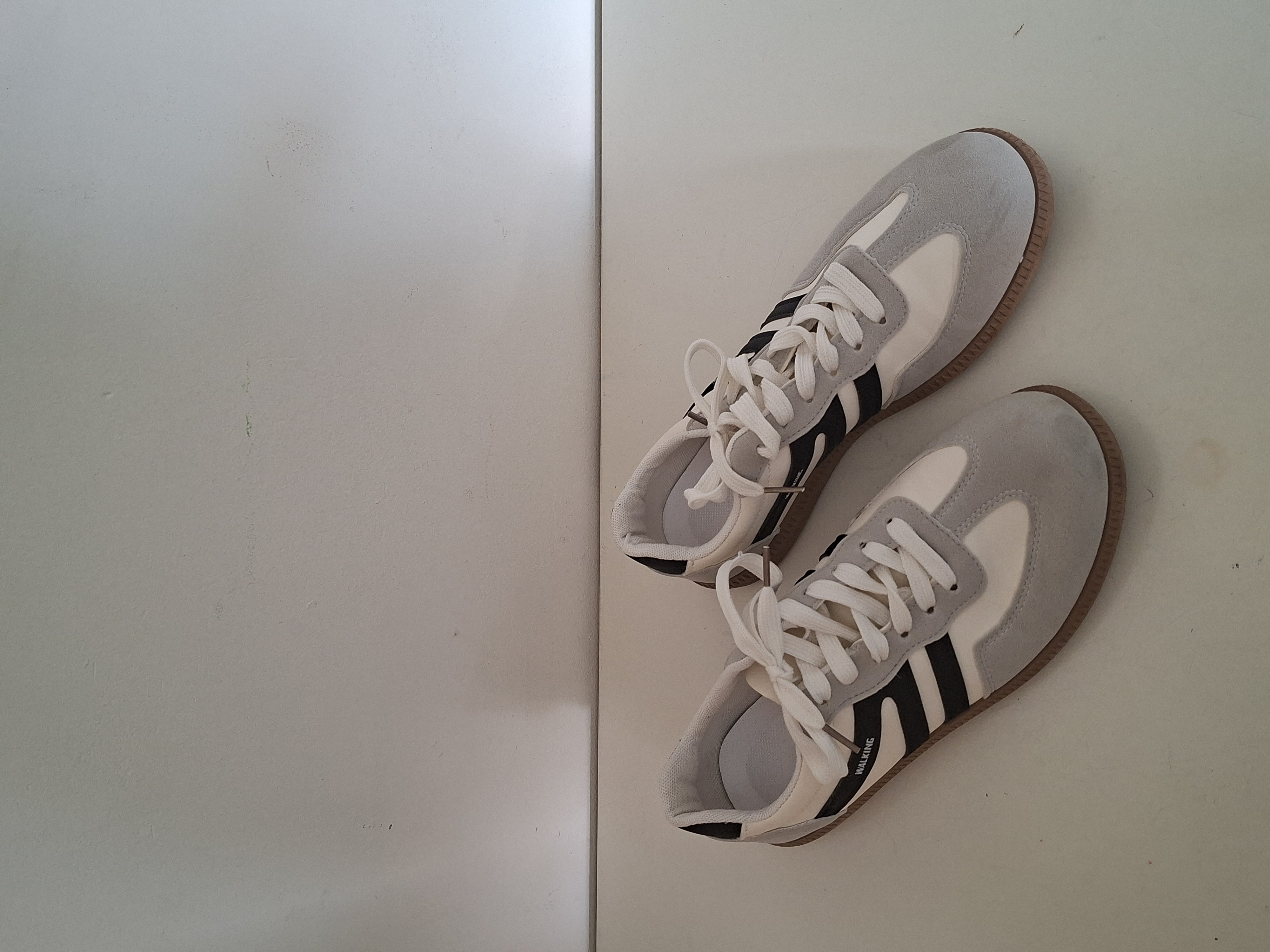 Walking sneakers wit met grijze suède en zwarte strepen