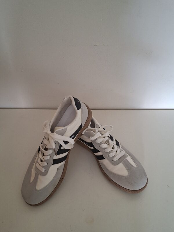 Walking sneakers wit met grijze suède en zwarte strepen