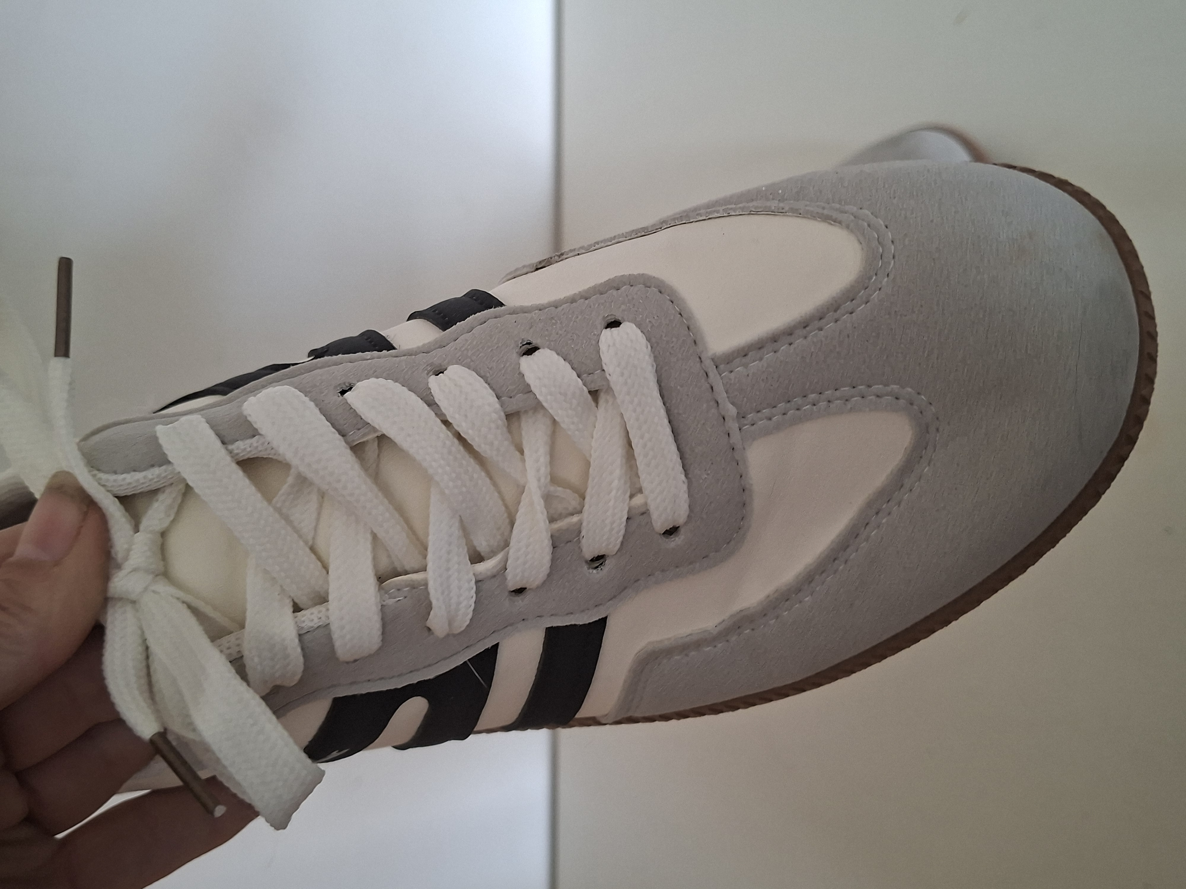 Walking sneakers wit met grijze suède en zwarte strepen