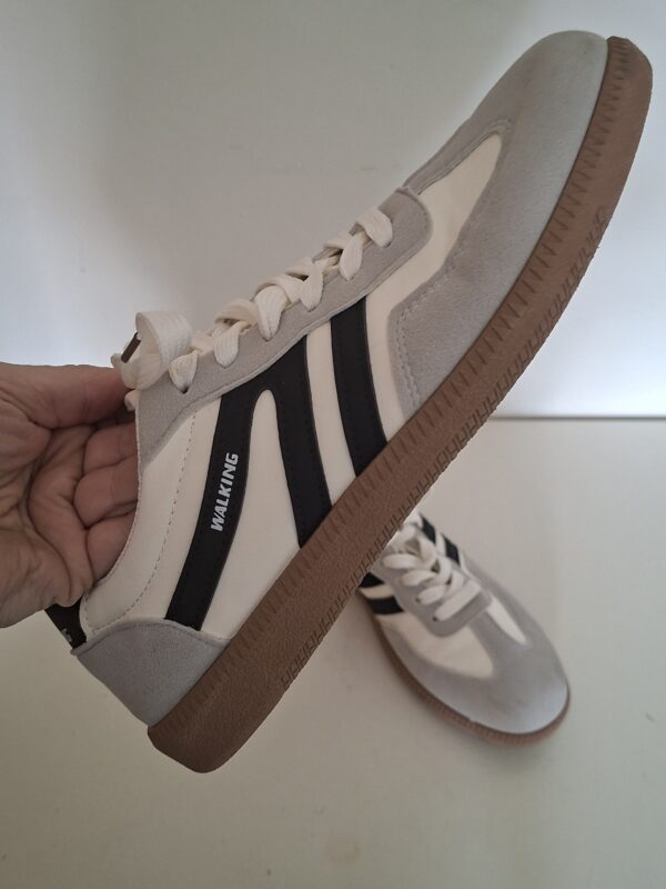 Walking sneakers wit met grijze suède en zwarte strepen