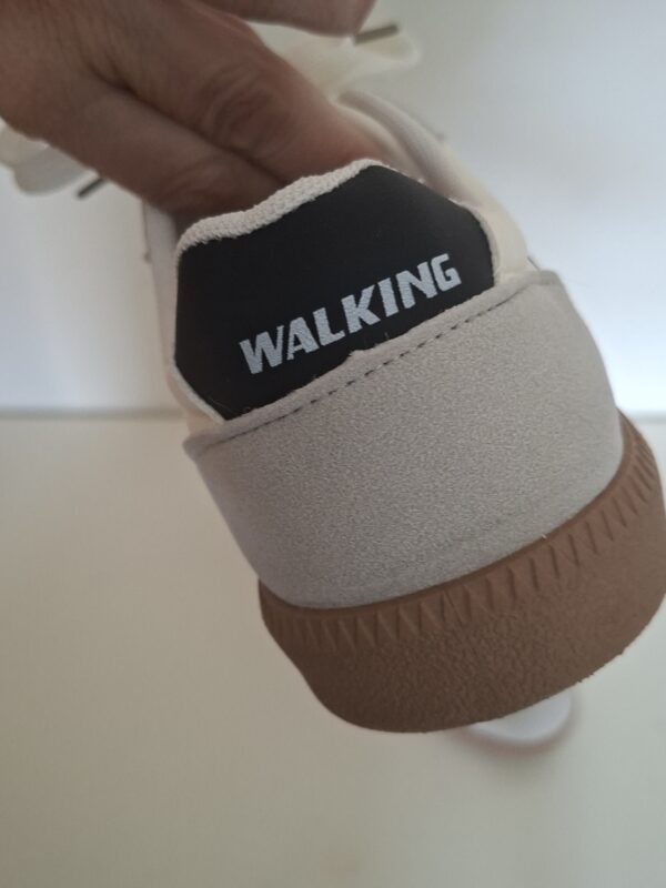 Walking sneakers wit met grijze suède en zwarte strepen
