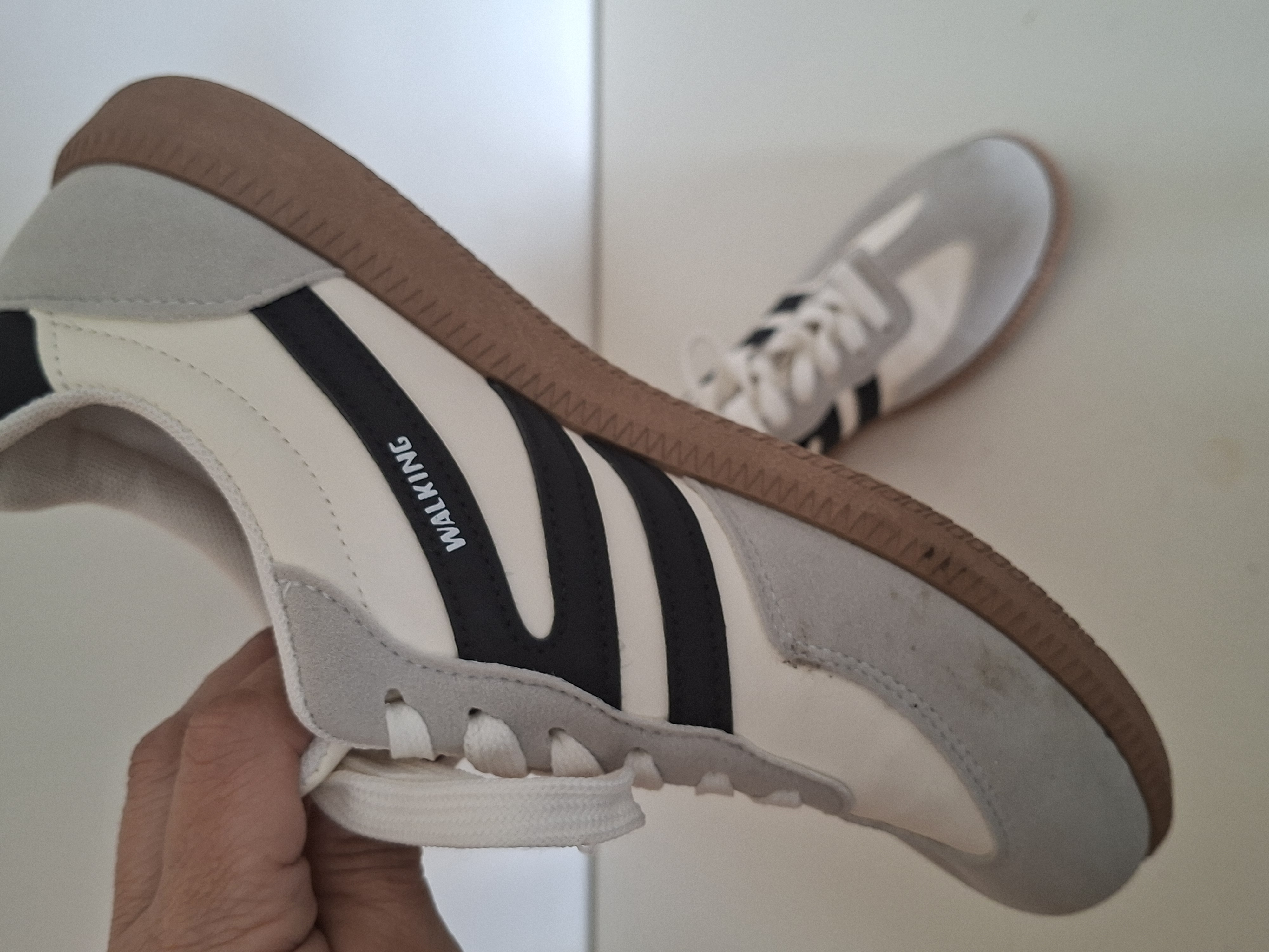 Walking sneakers wit met grijze suède en zwarte strepen